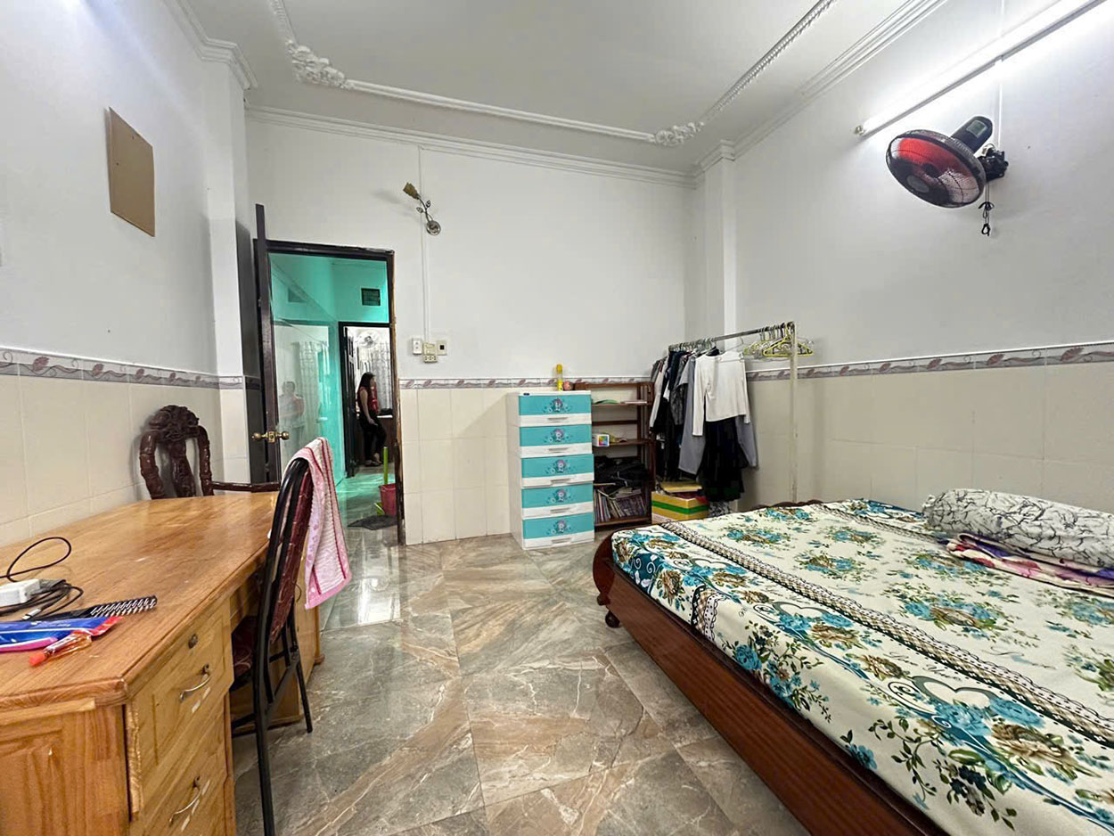 Bán nhà 2 lầu diện tích lớn (4x17,2=68,8m2) mặt tiền thụt (sát và liền kề mặt tiền) Thích Quảng Đức